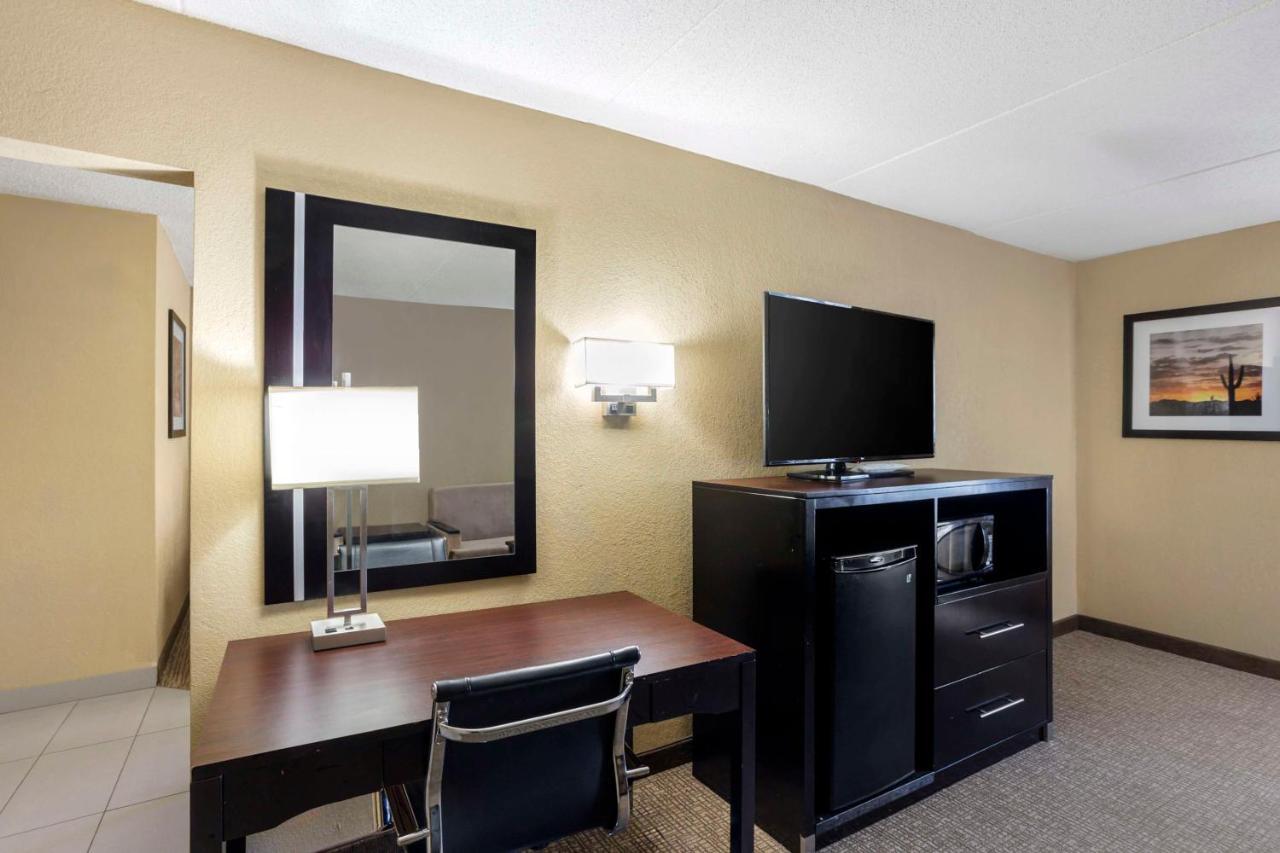 Best Western Harrisburg North Hotel Exterior photo